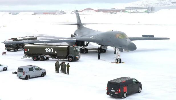 美軍B-1B戰略轟炸機在漫布冰雪的挪威博多空軍基地進行補給、起降。 圖：翻攝環球網