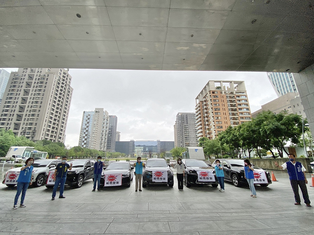 台中市議會國民黨團成員在座車上掛上「給我疫苗」的海報。 國民黨團/提供