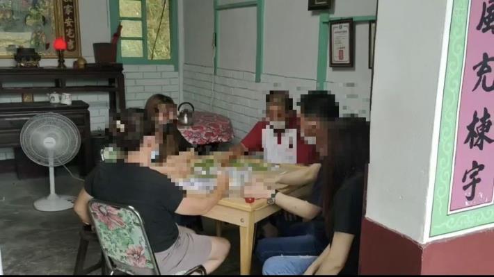 苗栗縣警大湖分局查獲獅潭民宅5人群聚打牌，今（31）日依法函報衛生單位裁罰。