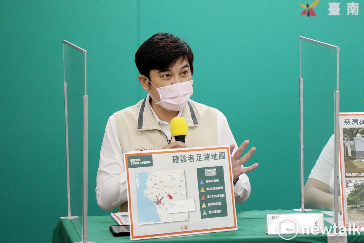 台南市研考會主委戴偉峻說明如何操作COVID-19儀表板。 圖：台南市政府提供