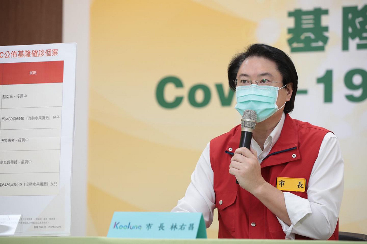 林右昌強調：「疫苗之前人人平等！不論你是郭台銘還是路邊的遊民，生命是等價的」。 圖：翻攝林右昌臉書