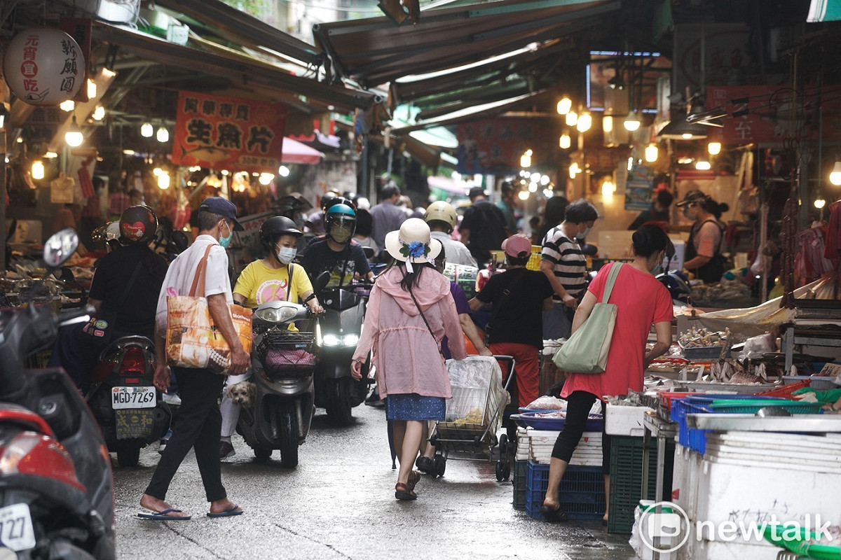 傳統市場內人潮稀落買氣低迷。 圖：張良一/攝