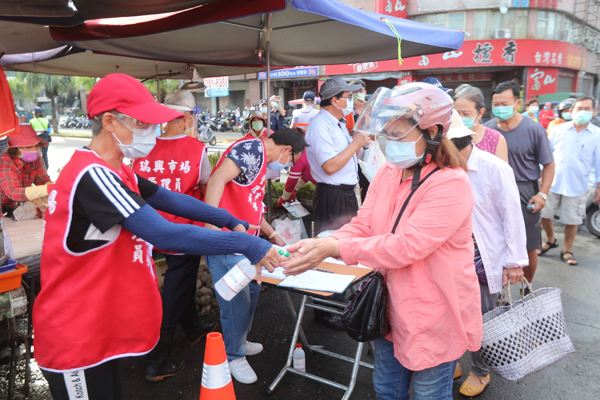 進入市場要先消毒雙手。 圖：高雄市政府/提供