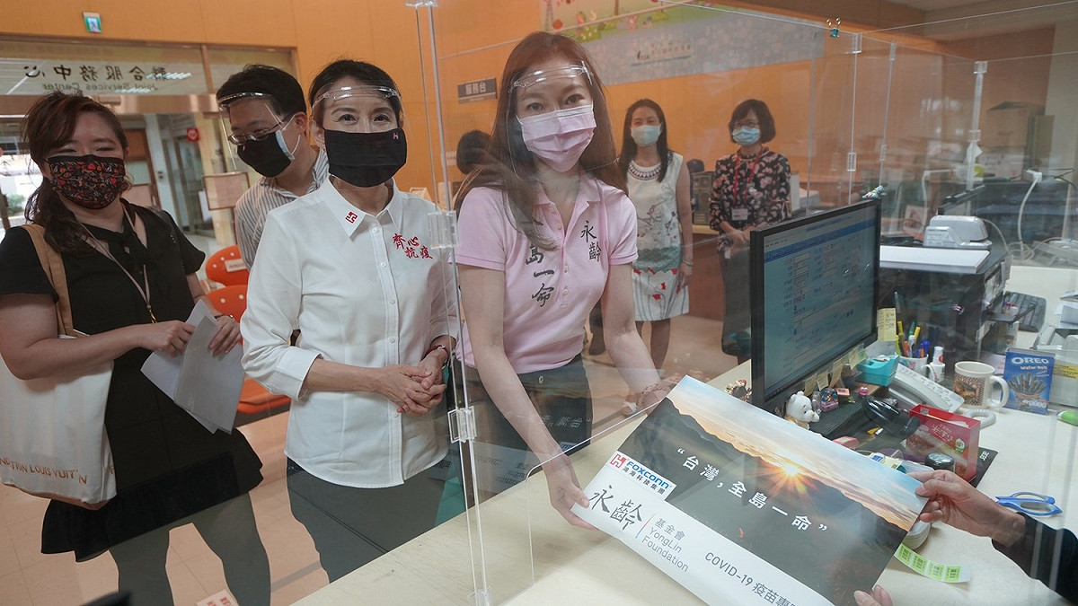 郭台銘夫人曾馨瑩代表赴衛福部遞件，申請採購500萬劑BNT疫苗輸台。 圖：郭台銘辦公室/提供