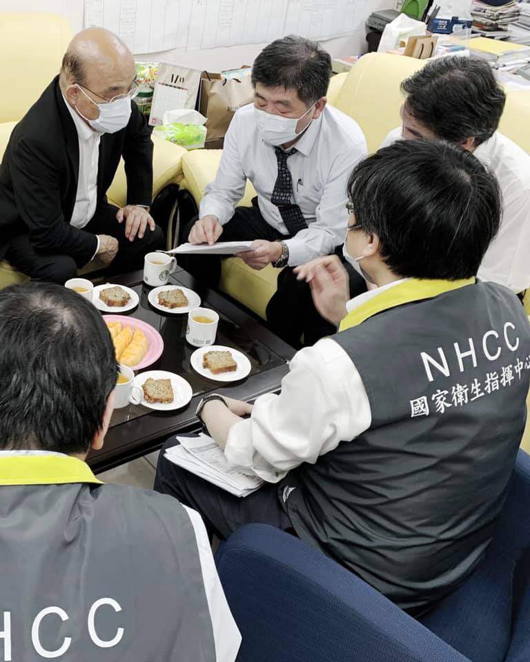 行政院長蘇貞昌今（1日）在臉書表示，「以理性和團結來對抗疫情」 圖：翻攝自蘇貞昌臉書