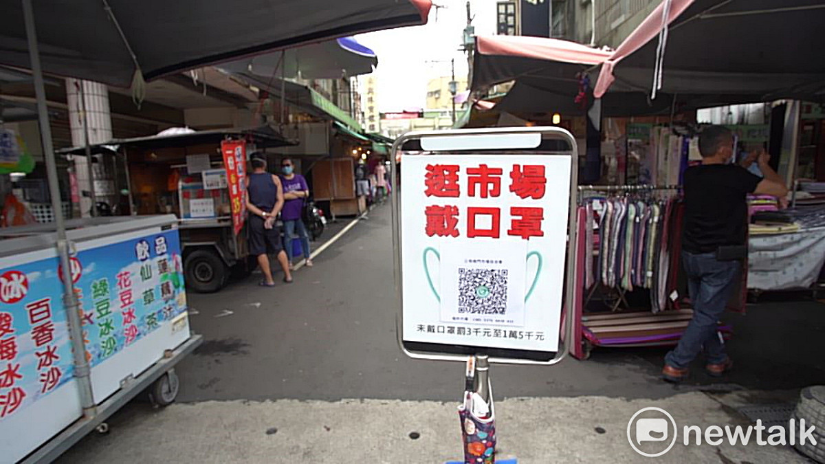 桃市南門市場採買人潮銳減，路口僅見戴口罩的提醒，沒有說明今起採身份證分流管制的說明。 圖：林昀真/攝
