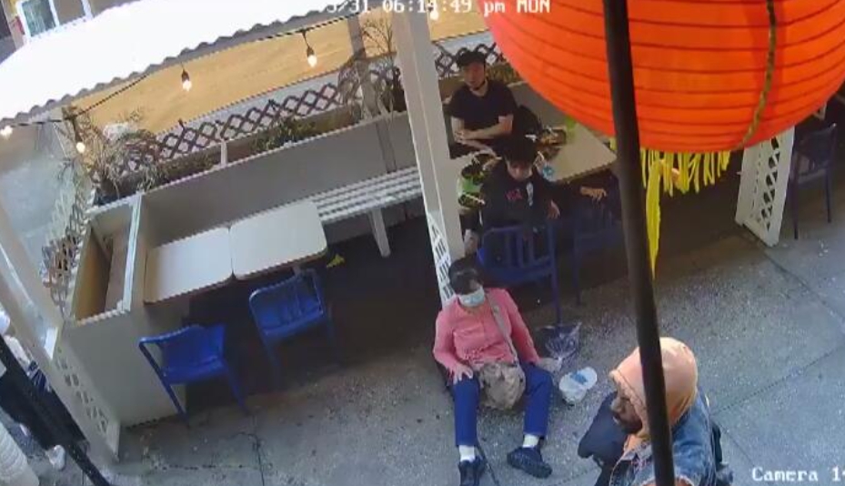監視器拍下黑人男子在紐約唐人街襲擊亞裔女子的畫面。 圖 : 監視器影像截圖