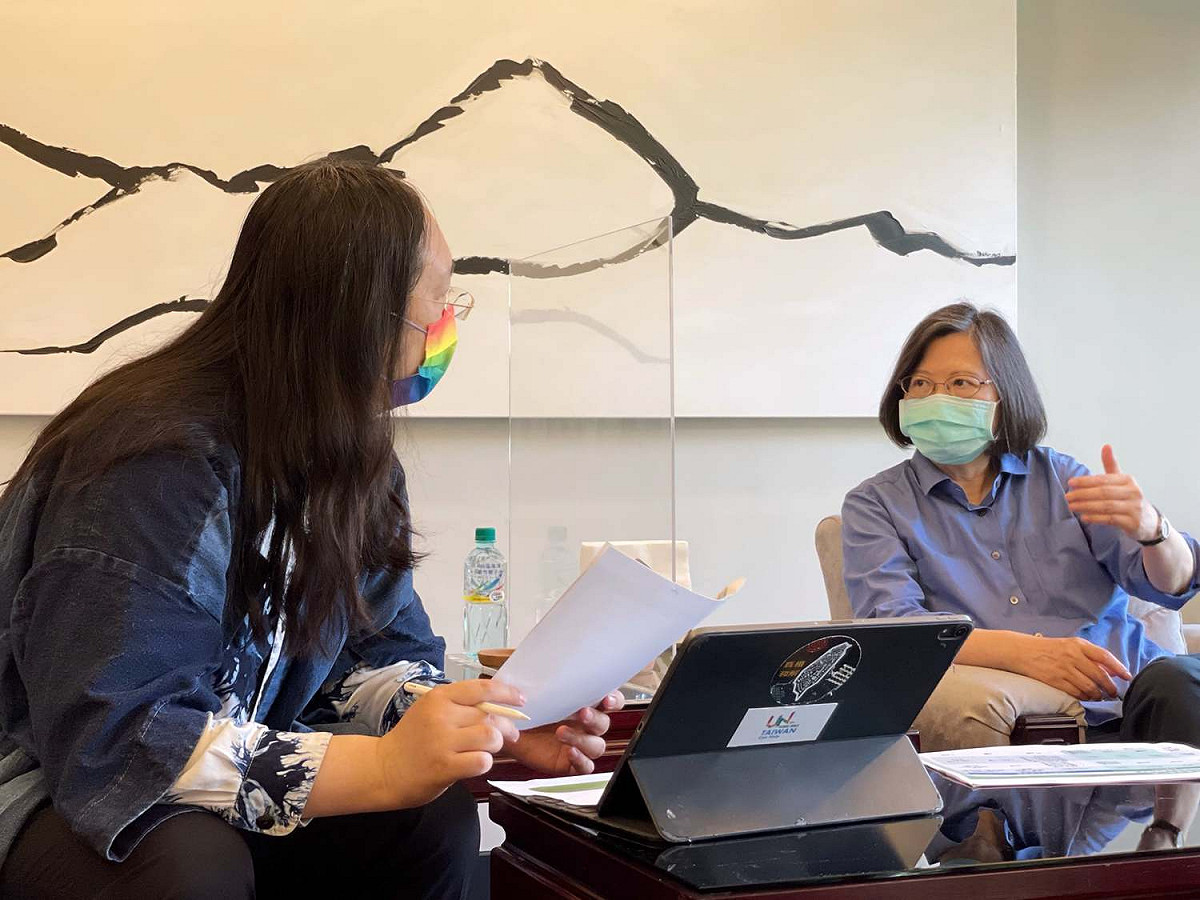總統蔡英文1日聽取唐鳳政委報告疫苗接種預約系統 圖：張惇涵臉書
