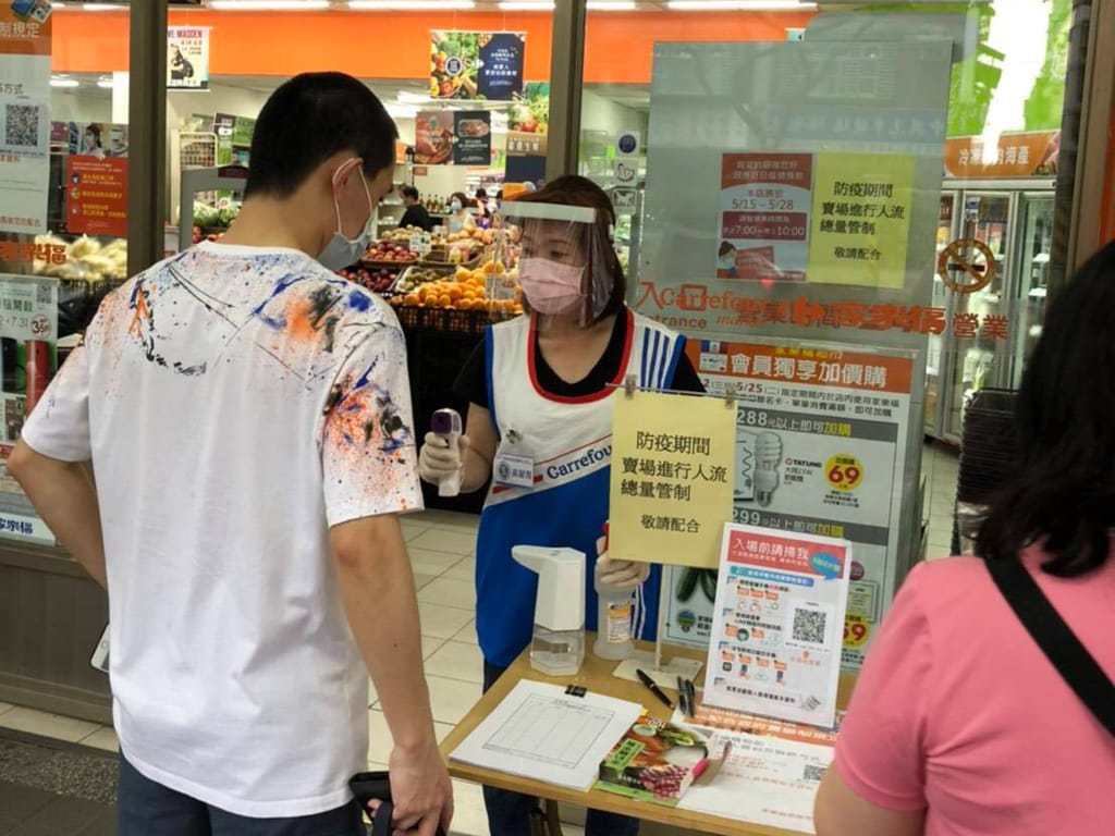 新北賣場人流管制，落實每2.25平方公尺內以1人為上限，讓民眾消費安心 圖：新北市政府經發局 / 提供