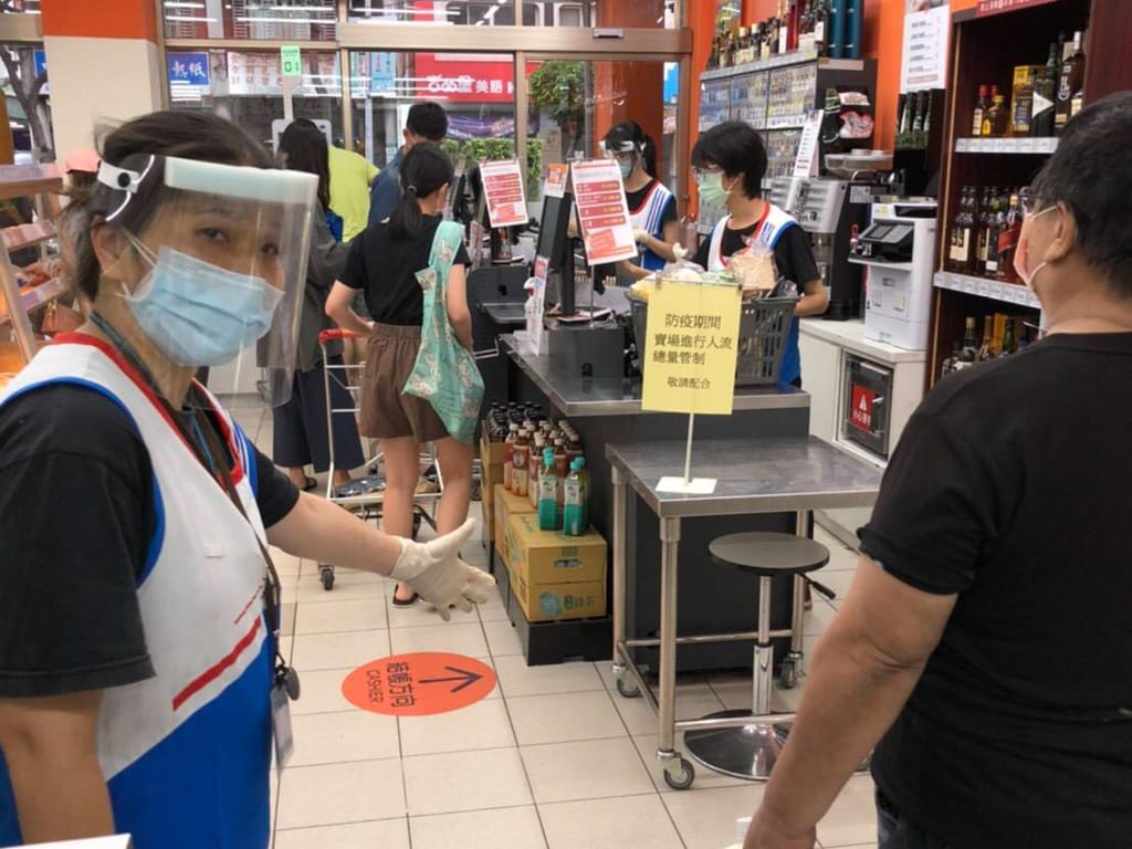 新北轄內家樂福、大潤發、好市多、全聯、愛買共172家門市分店，均配合新北市府公告落實防疫及容留人數管制宣導 圖：新北市政府經發局 / 提供（資料照）