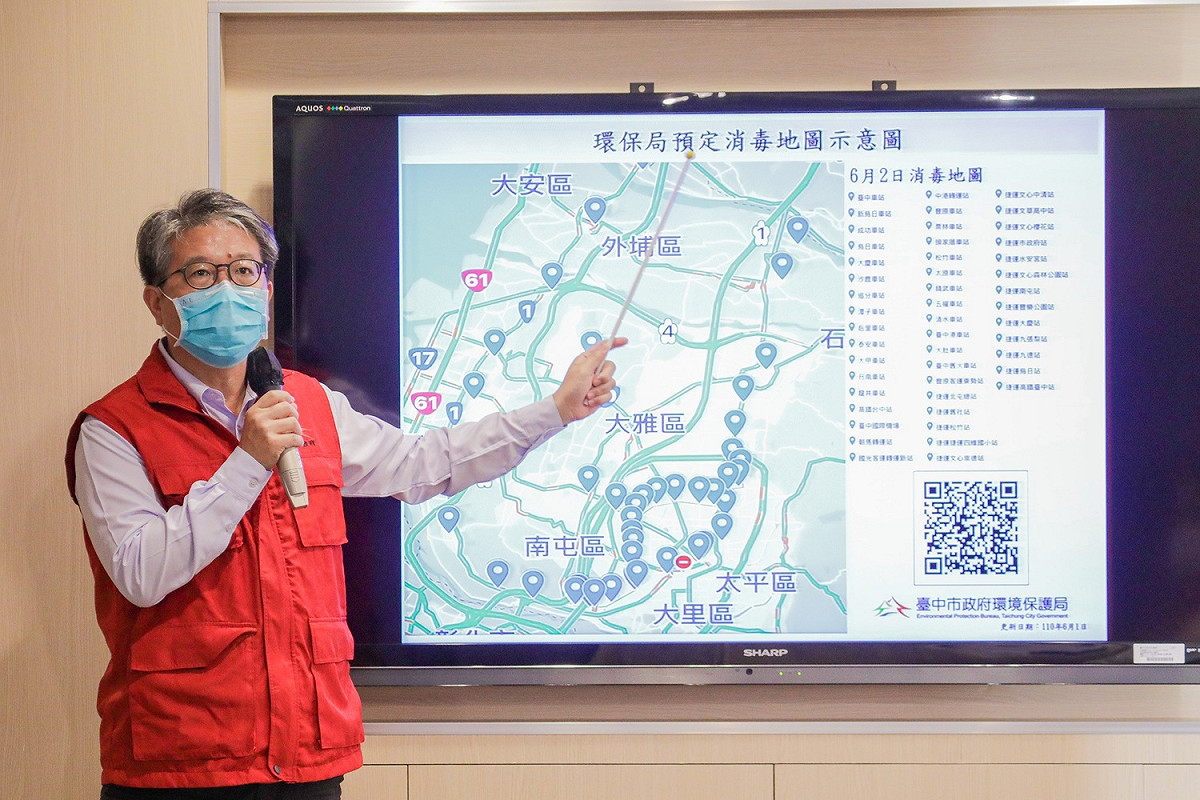 台中市環保局長陳宏益說明消毒地圖的功用。 圖 : 台中市政府/提供