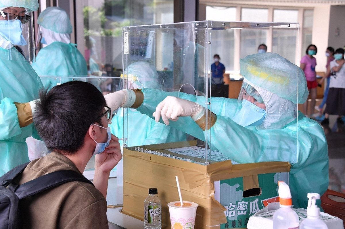 台北市政府成立快篩機動隊今前往文化大學協助學生進行快篩。 圖：台北市政府 / 提供