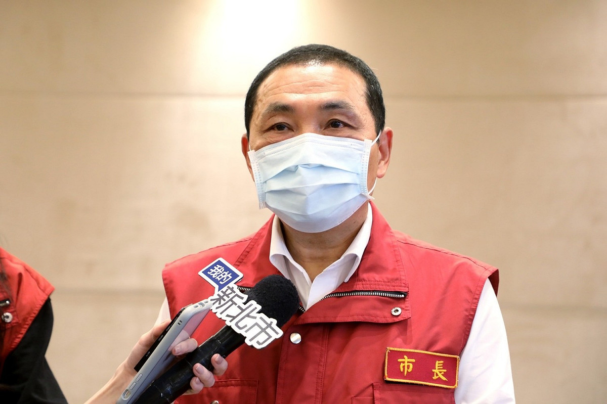 侯友宜呼籲中央將長照機構的照顧者及被照顧者列入優先施打疫苗的對象。 圖：新北市政府/提供