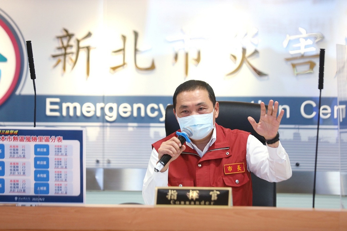 侯友宜呼籲住在「重熱里」的民眾盡速快篩，配合高強度防疫管制，盼有效控制疫情擴散。 圖：新北市政府/提供