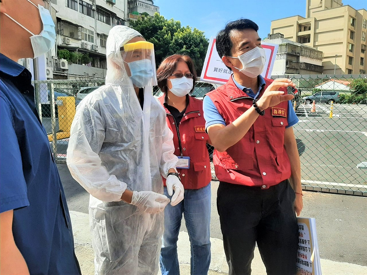 林口區長藍品畯與林口分局討論防疫對策。 圖：新北市民政局 / 提供