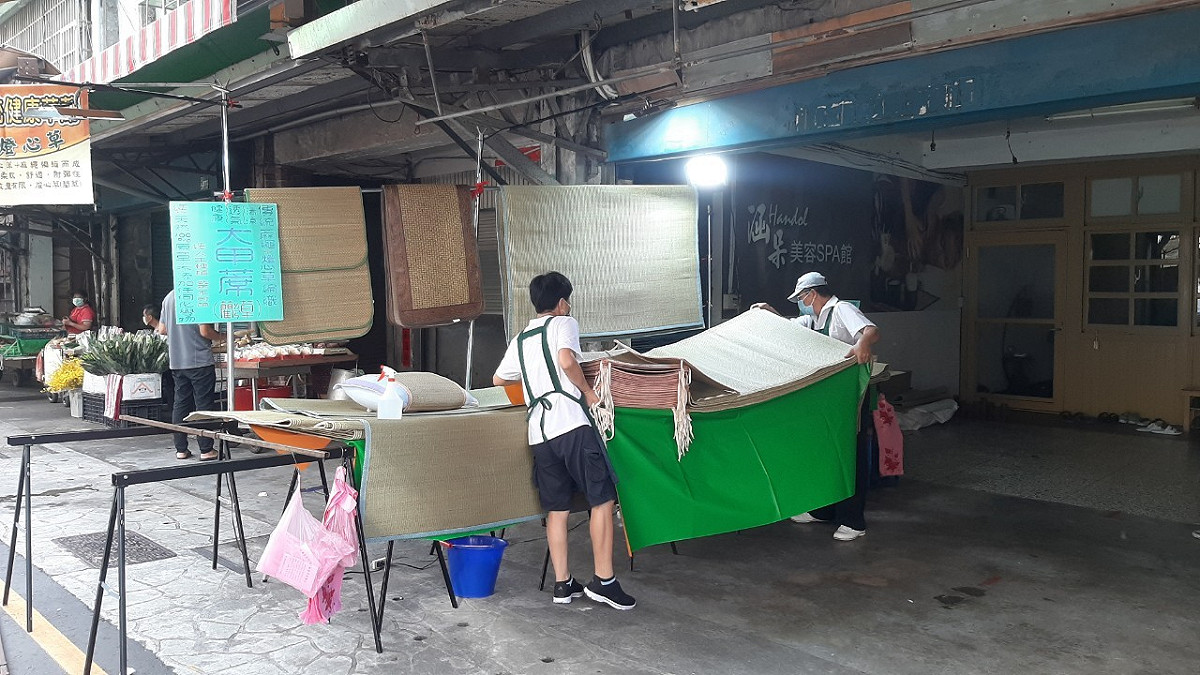 市集攤販配合公所進行整理。 圖：新北市民政局 / 提供
