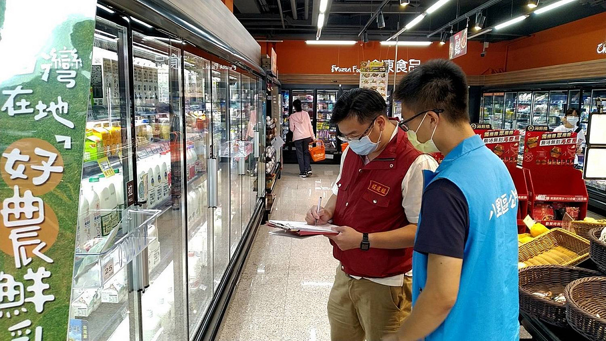 八里區公所針對轄內大型賣場進行查察。 圖：新北市民政局 / 提供