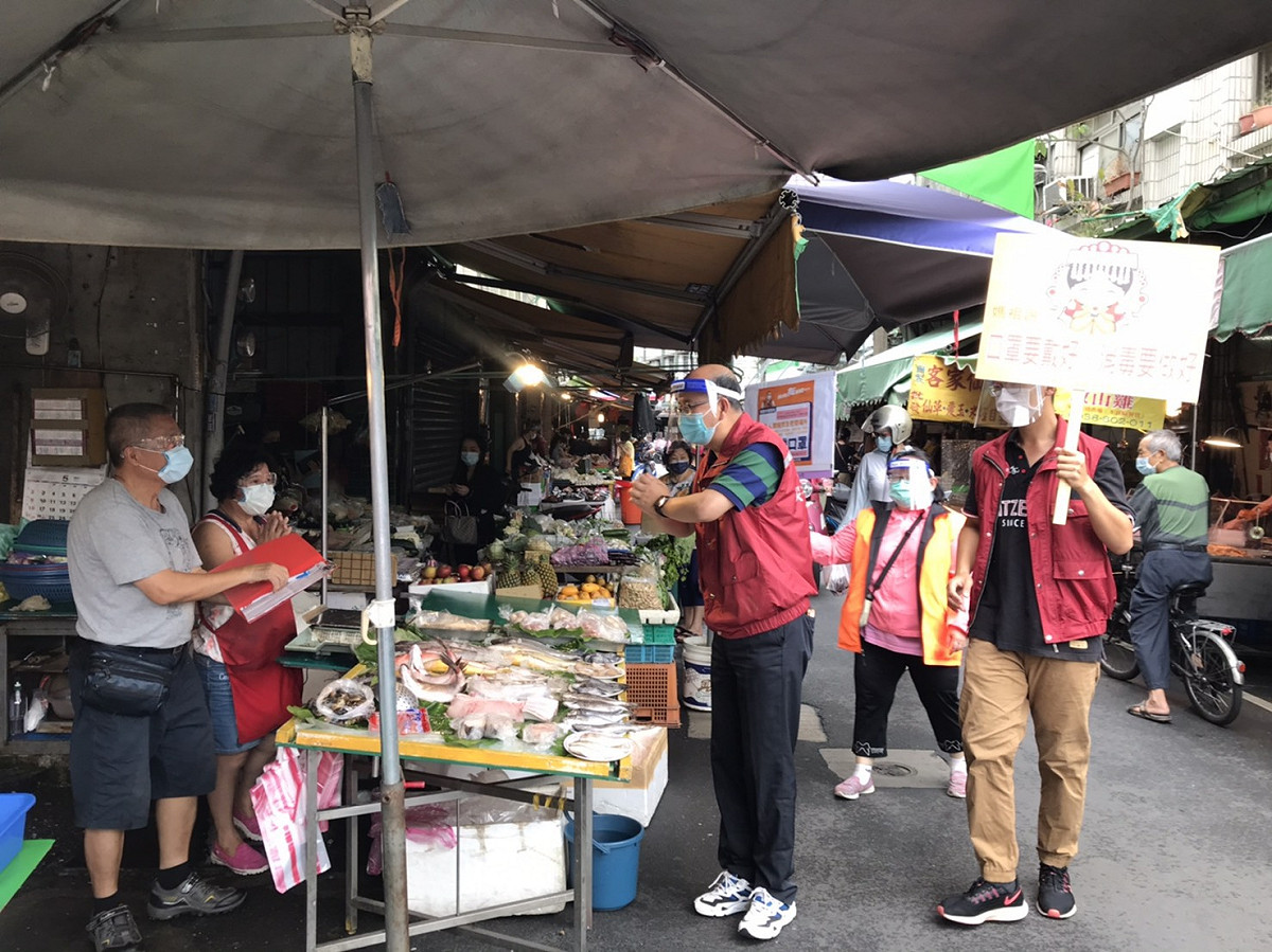五股區長洪崇璉到市場宣導防疫抗疫。 圖：新北市民政局 / 提供