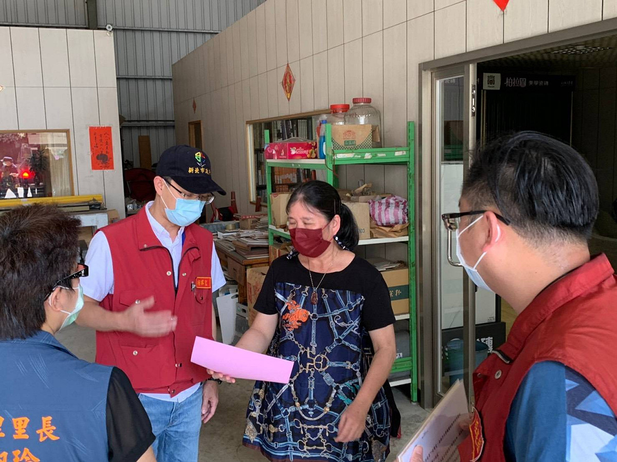 八里區長陳炳仲與商家進行防疫措施說明。 圖：新北市民政局 / 提供