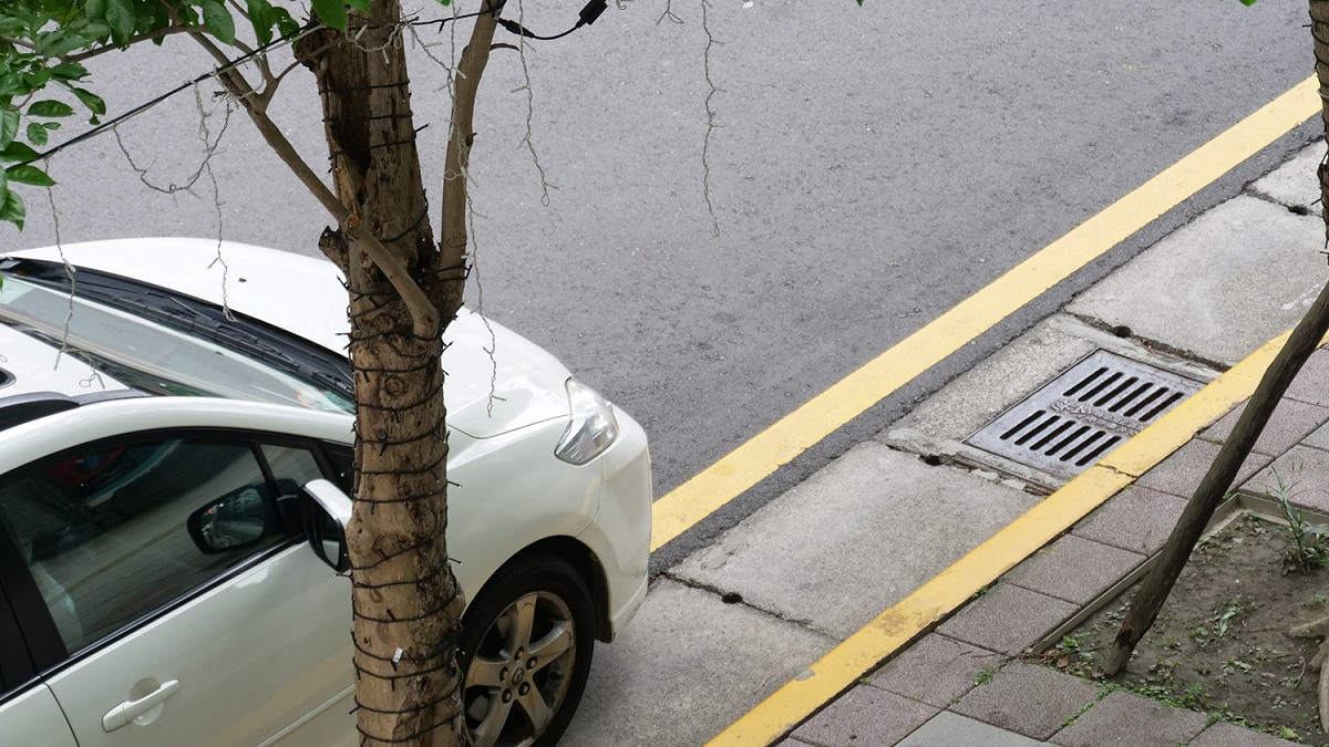 防疫第三級警戒期新北黃線開放假日停車。 圖 : 翻攝自網路