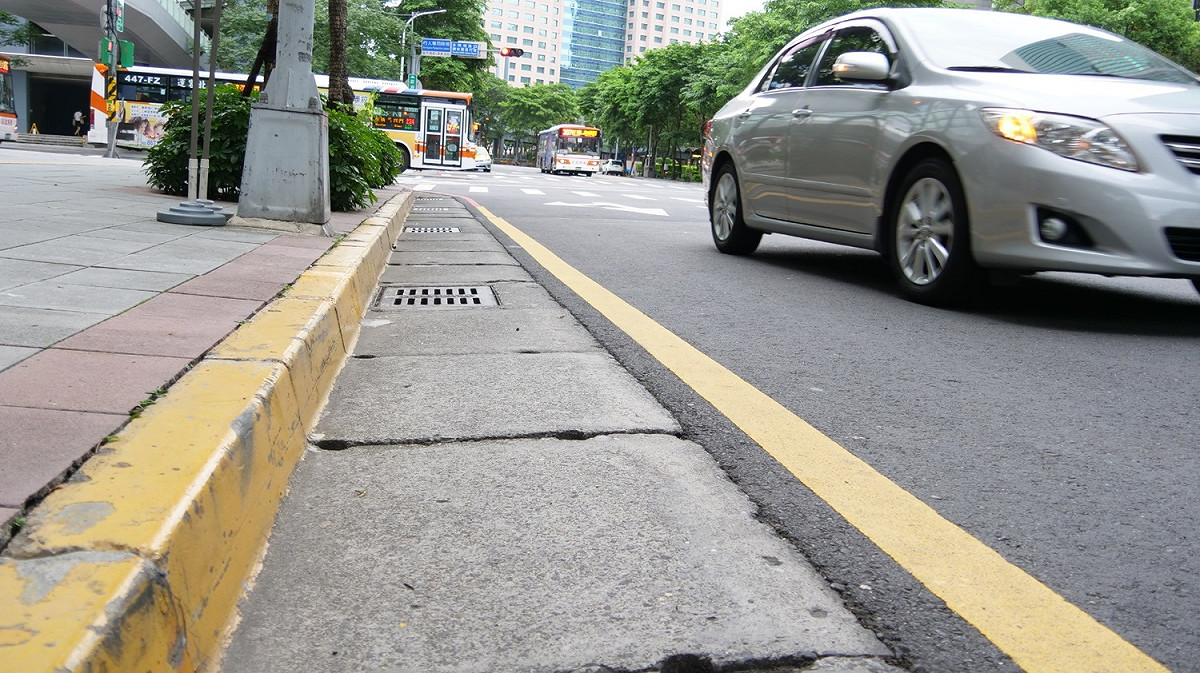 三級警戒期新北黃線開放假日停車。 圖 : 翻攝自網路