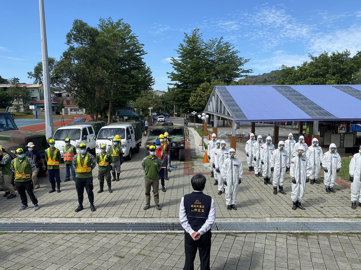 中市環保局攜手十軍團36化學兵前進北屯區大坑里全面清消。 台中市政府/提供