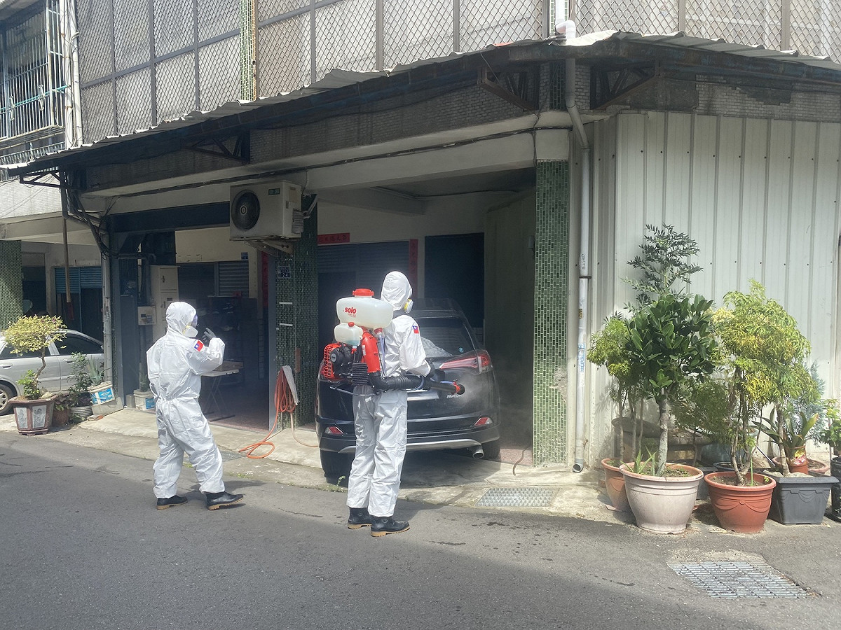 大坑里附近巷道及民宅全面深化消毒。 台中市政府/提供