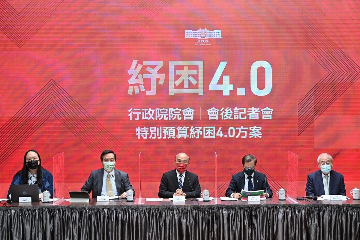行政院長蘇貞昌今（3）天罕見的出席院會後記者會，率領內閣成員說明特別預算紓困4.0方案。 圖：行政院提供