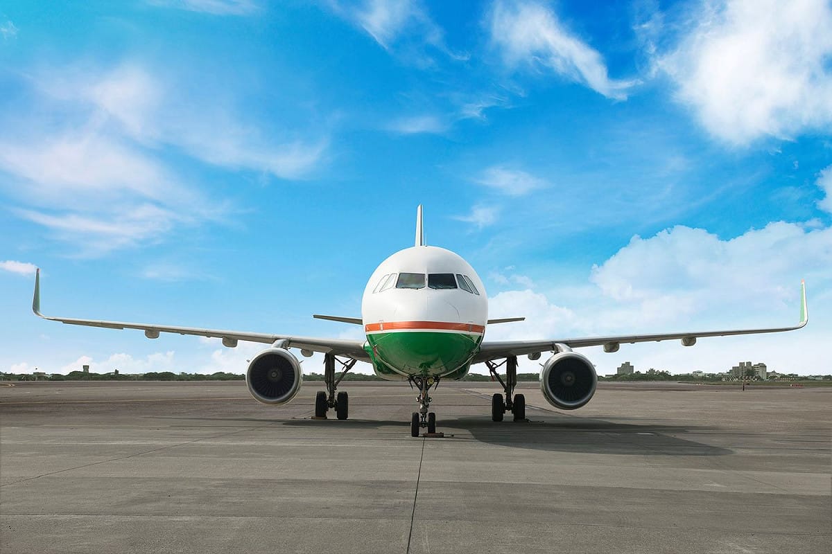 立榮航空機師未戴口罩聊天。長榮航空回應，確認屬實後，處分機師一大過及停飛6個月。 圖：翻攝立榮航空臉書（資料照）