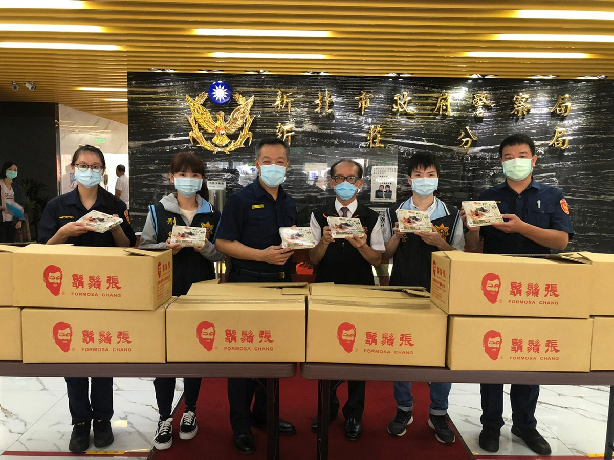 鬍鬚張董事長張永昌與新莊分局警員合影 圖：鬍鬚張公司 / 提供