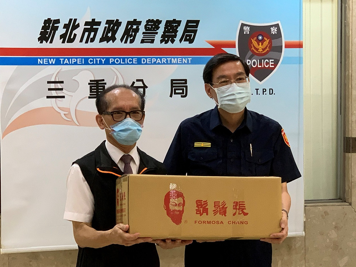 鬍鬚張董事長張永昌與三重分局員警合影 圖：鬍鬚張公司 / 提供
