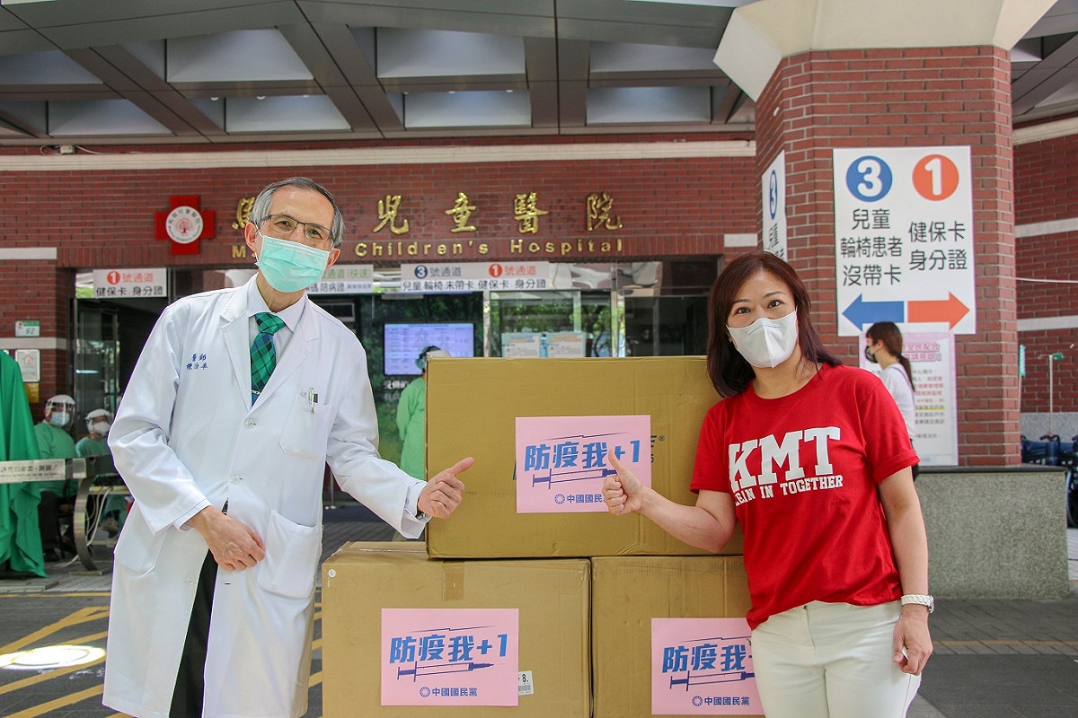 國民黨副秘書長李彥秀捐贈防疫物資到台北馬偕醫院。 圖：國民黨/提供