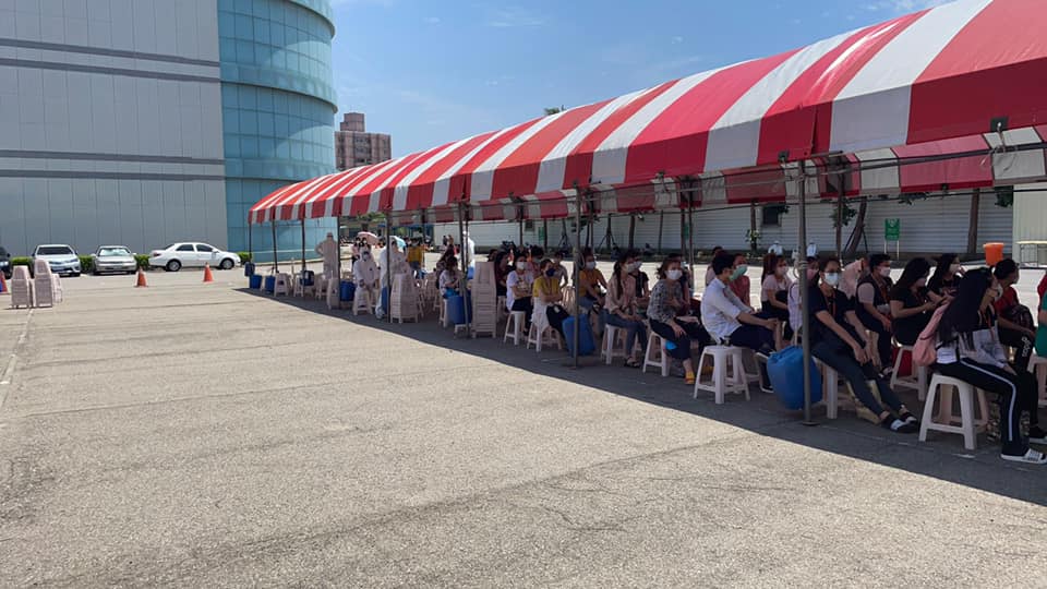 京元電今早超過七千人快篩的擁塞景象震撼眾人，苗縣衛生局已介入處理改善，進行分流動線規劃。 圖：取自曾玟學臉書