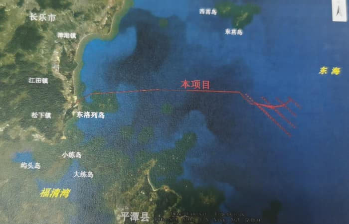 中國大陸在完全無告知協調的狀況下，在東莒島南方5至6海浬處聚集大量工作船大興土木，預計將興建超過30架東方風電10兆瓦海上風機。 圖：翻攝新‧二七部隊 軍事雜談臉書