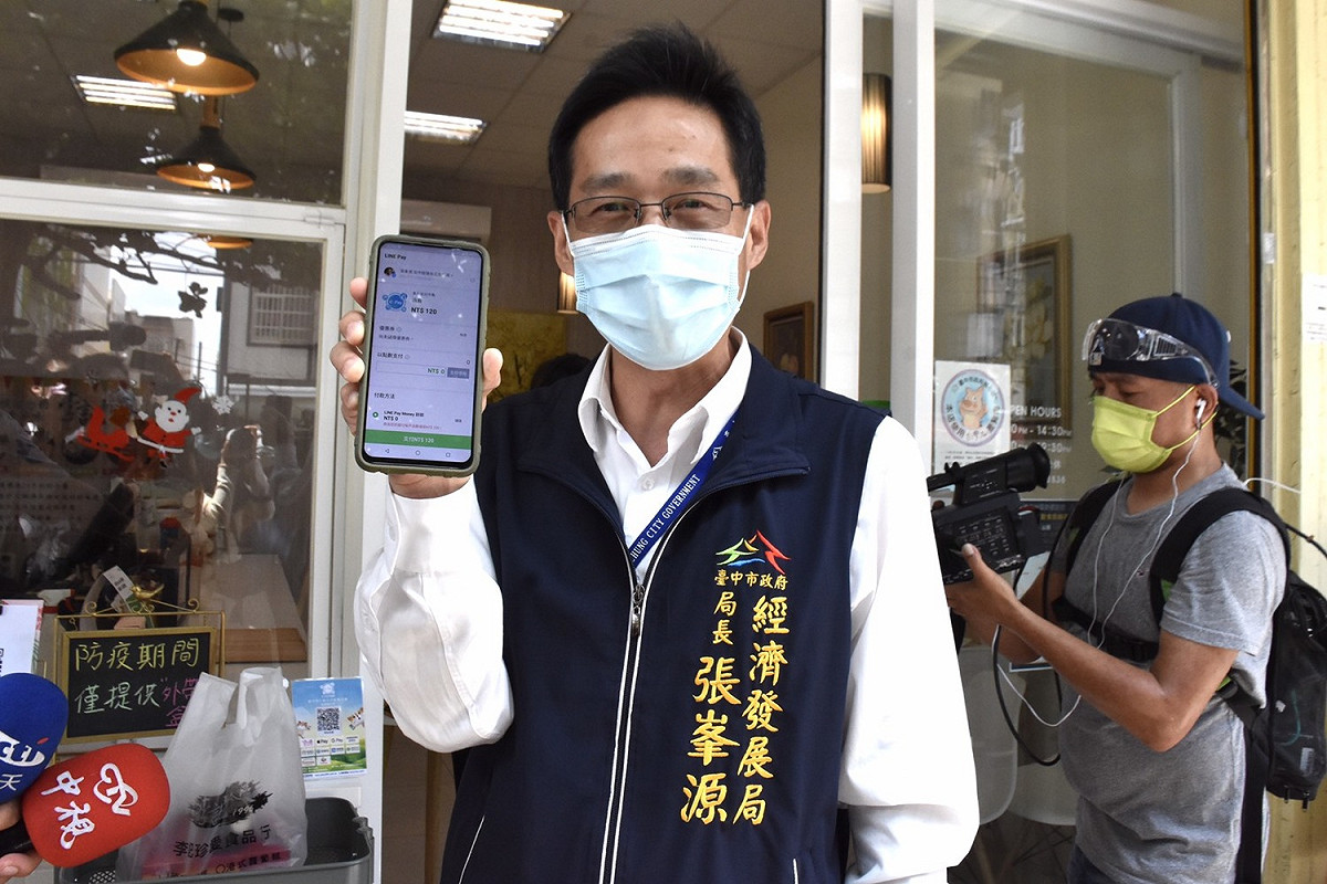 中市府推行動支付享優惠，經發局長張峯源赴東海藝術街商圈宣導及體驗。 台中市政府/提供