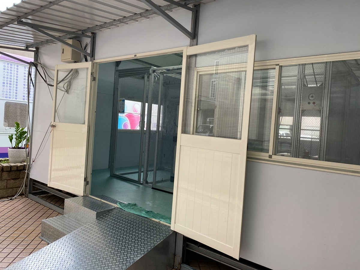 衛福部桃園醫院的組合式負壓隔離艙。 圖：取自林佳龍臉書／衛生福利部桃園醫院急診科提供