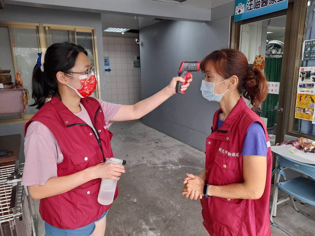 新北市動物之家工作人員進出量測體溫及手部消毒。  圖：新北市動保處提供