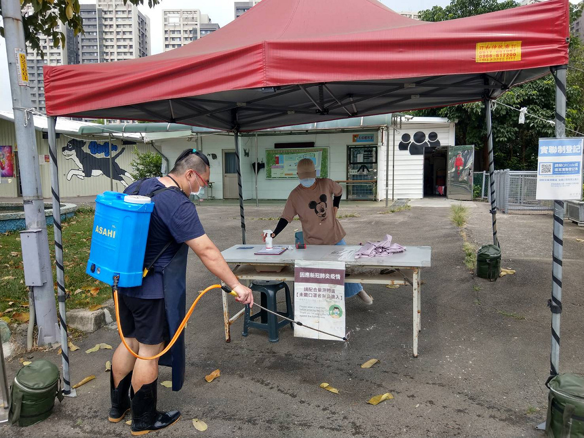 新北市動物之家每天定時加強場區環境消毒。  圖：新北市動保處提供