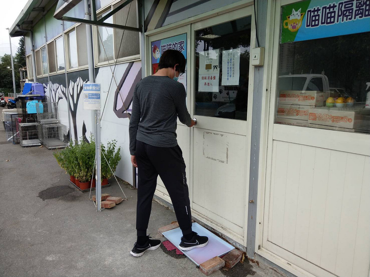 為了防疫，人員進出動物舍必須配合踩踏消毒池。 圖：新北市動保處提供