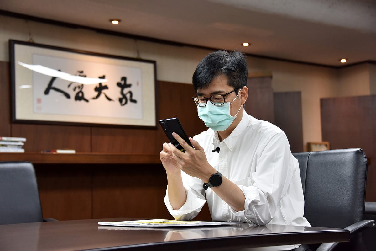 陳其邁體驗「LINE熱點」高雄好家載服務。 圖：高雄市政府/提供