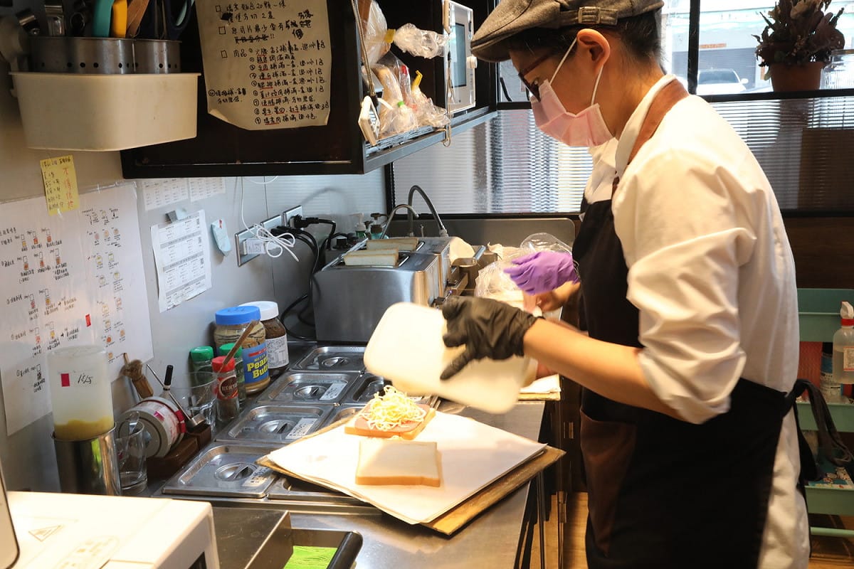 店家接單後開始做餐。 圖：高雄市政府/提供