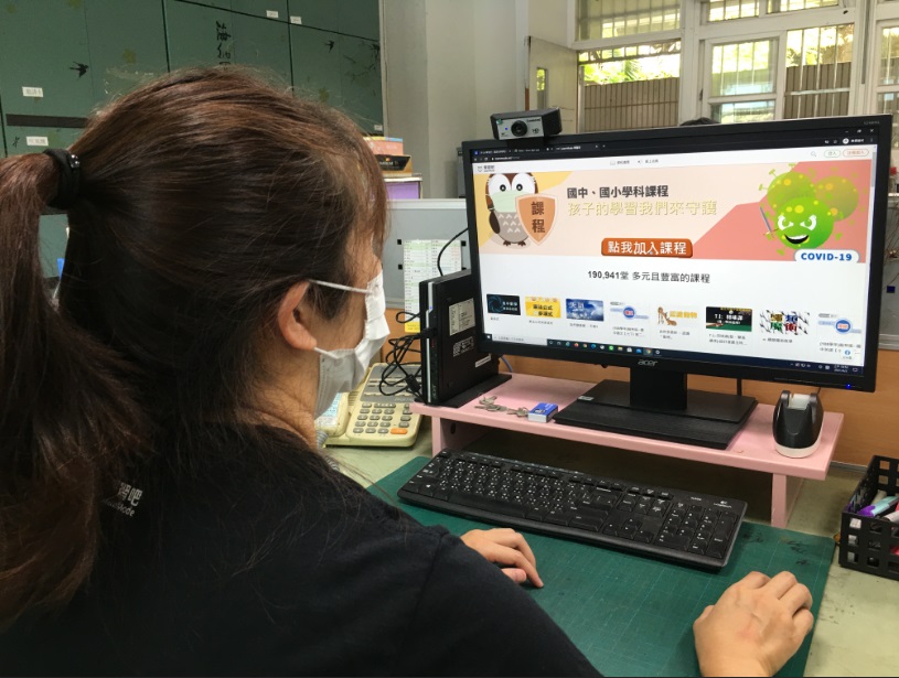 捷揚光電與傑可達數位公司共同捐贈的網路攝影機具有高解析影像畫質，能傳送清晰影像到學生的學習載具上，教師進行遠端教學隨插即用真方便 圖：新北市政府教育局提供