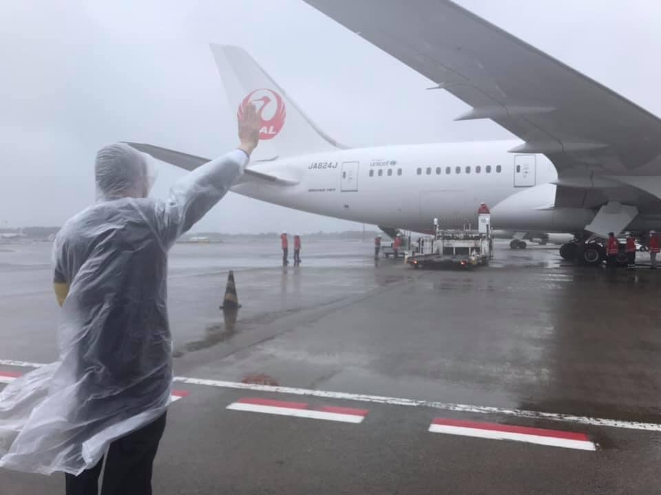 謝長廷今早頂著雨前往機場全程目送疫苗上機離開。 圖:謝長廷臉書
