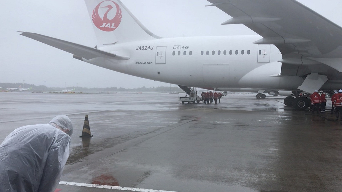日本航空載運124萬AZ疫苗從成田機場出發，預計今日下午送達台灣桃園國際機場。 圖：取自謝長廷臉書