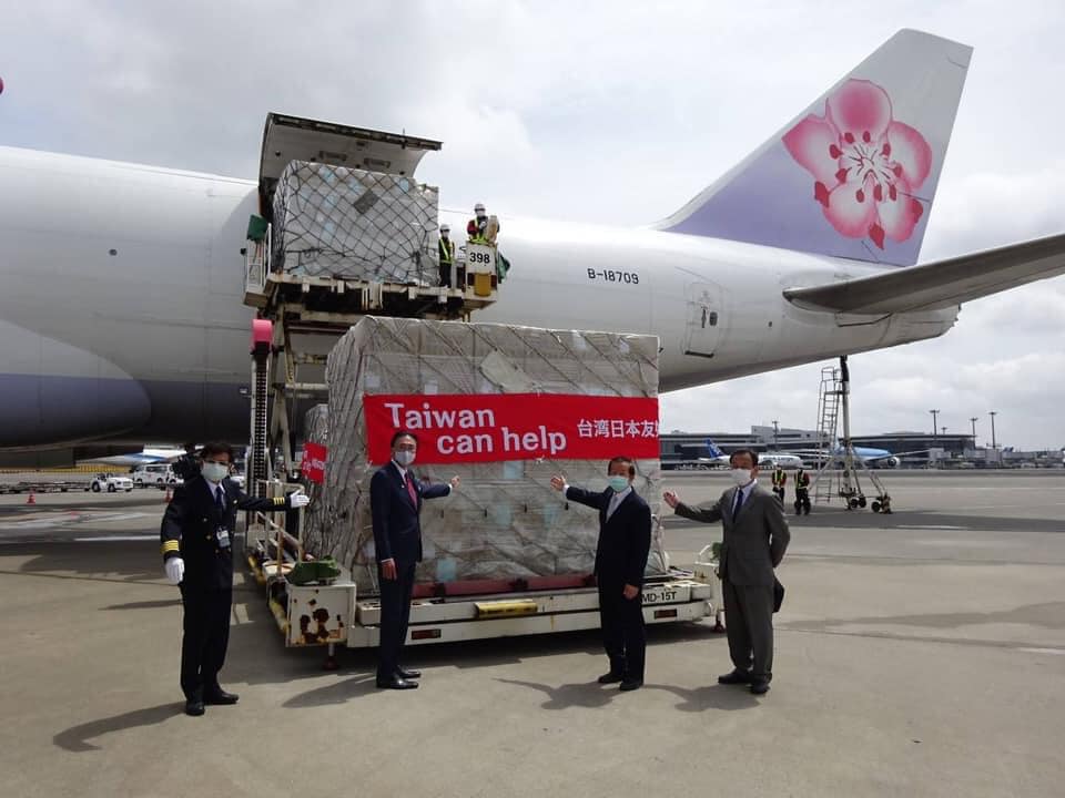 2020年4月21日，謝長廷也在成田機場迎接當時由台灣捐贈給日本的200萬個醫護用口罩。 圖：取自謝長廷臉書