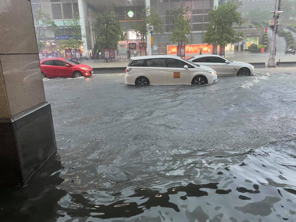 午後雷陣雨突襲台北市，信義區出現淹水情況（圖為忠孝東路五段）。 圖：Lien Yi-Chun/授權使用