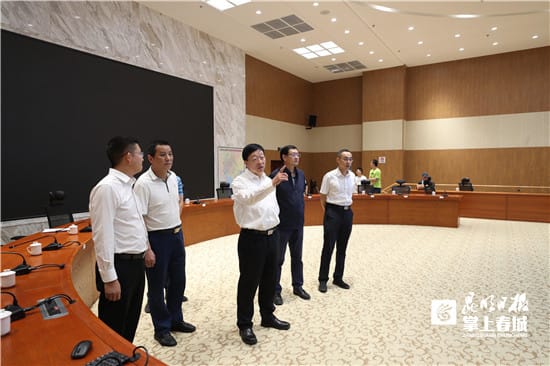 昆明官方針對象群入侵開會，昆明市委書記在現場做指示。 圖 : 翻攝自昆明日報