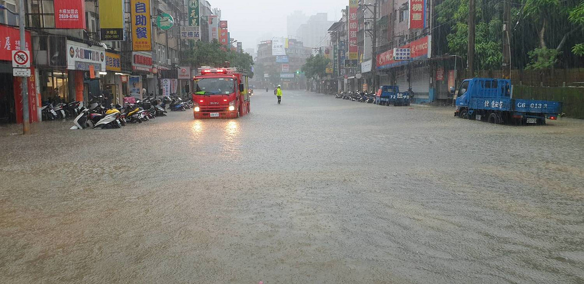 木柵路二段出現嚴重淹水。 圖：台北市政府 / 提供
