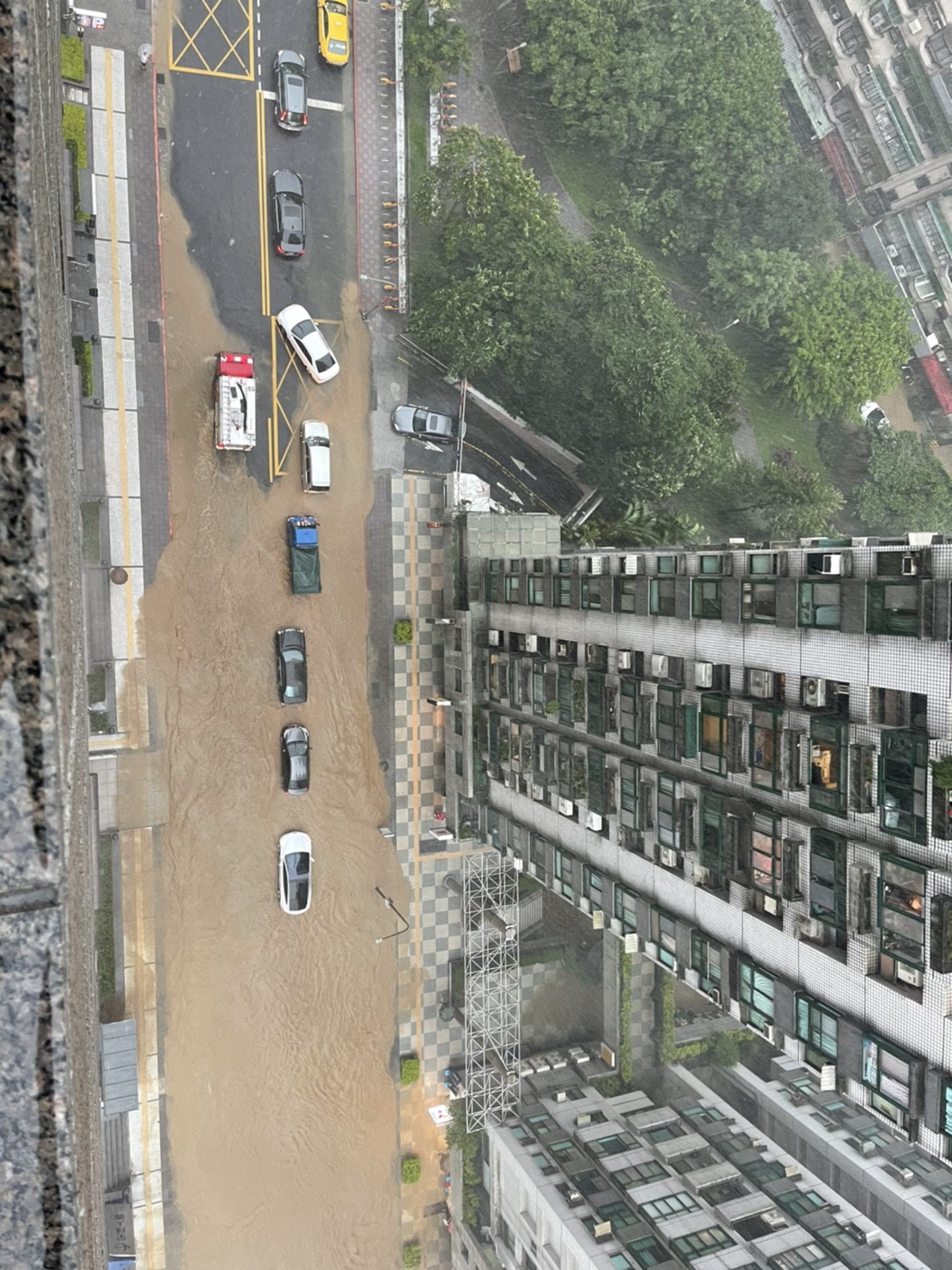 北市松仁路淹水 圖：民眾 / 提供
