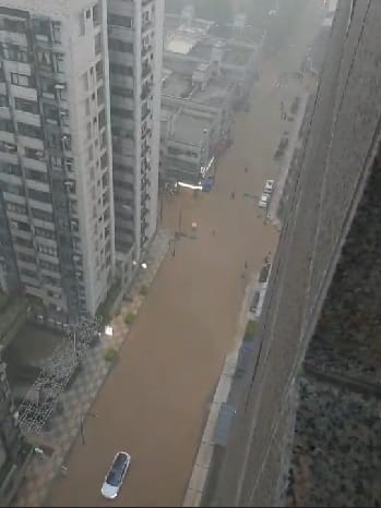 北市松仁路淹水 圖:民眾提供
